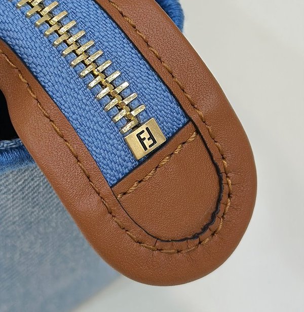 펜디 바이 더 웨이 미니 라이트블루 [매장가 230만원대]