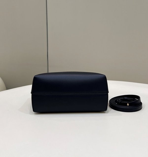 펜디 바이 더 웨이 미니 검검 [매장가 230만원대]