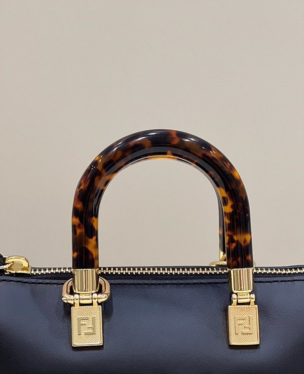 펜디 바이 더 웨이 미니 검검 [매장가 230만원대]