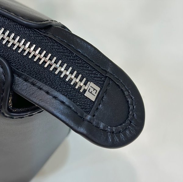 펜디 바이 더 웨이 미니 블랙 [매장가 230만원대]