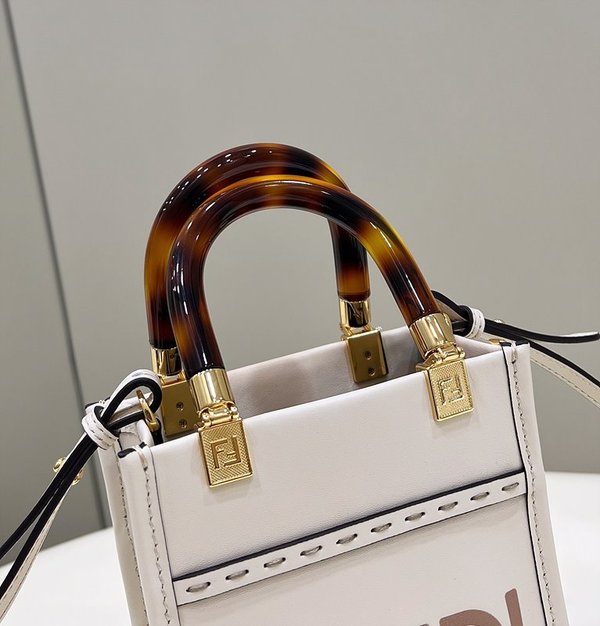 펜디 미니 선샤인 쇼퍼백 화이트 [매장가 230만원대]