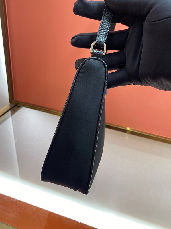 프라다 리에디션 사피아노 가죽 트리밍 리나일론 호보백 [매장가 155만원대]