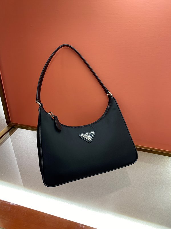 프라다 리에디션 사피아노 가죽 트리밍 리나일론 호보백 [매장가 155만원대]