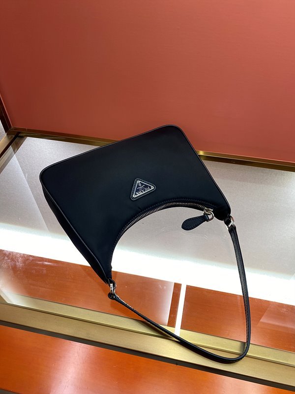 프라다 리에디션 사피아노 가죽 트리밍 리나일론 호보백 [매장가 155만원대]