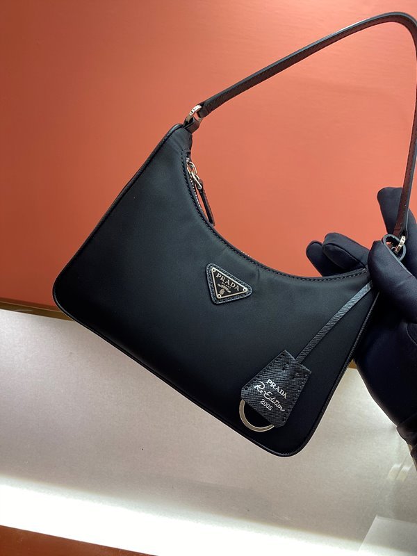 프라다 리에디션 사피아노 가죽 트리밍 리나일론 호보백 [매장가 155만원대]