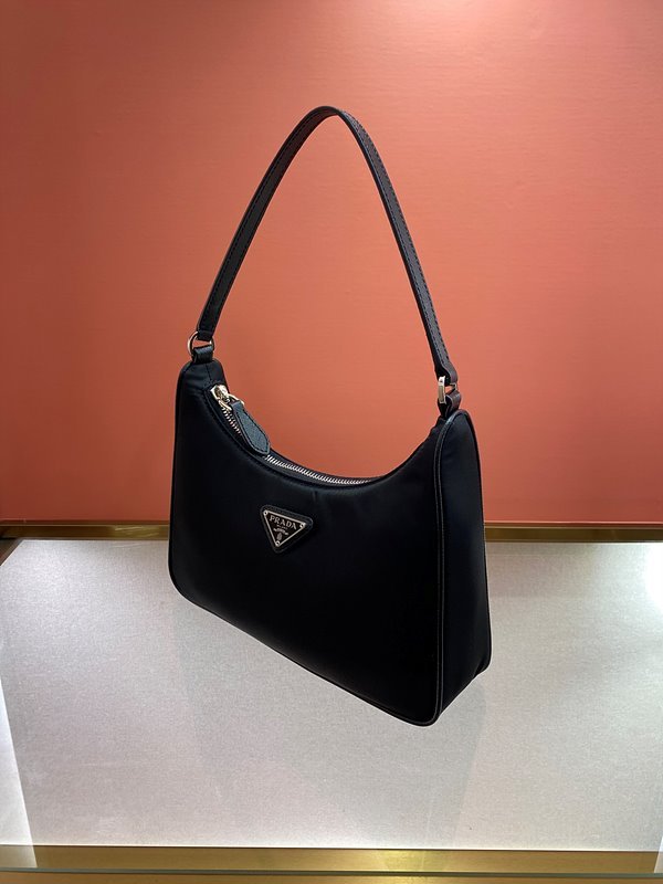 프라다 리에디션 사피아노 가죽 트리밍 리나일론 호보백 [매장가 155만원대]