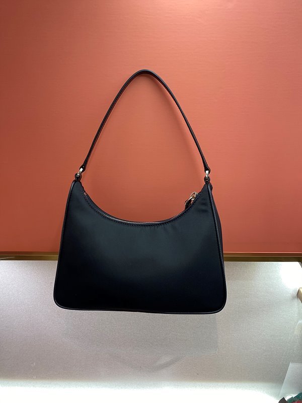 프라다 리에디션 사피아노 가죽 트리밍 리나일론 호보백 [매장가 155만원대]