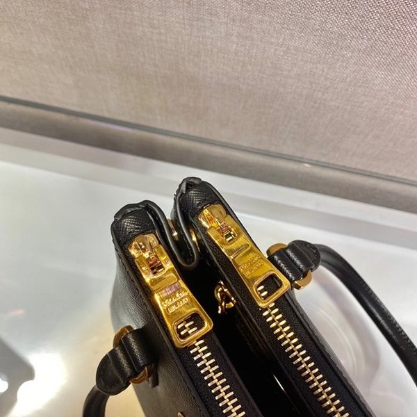 프라다 갤러리아 사피아노 가죽 미니백 [매장가 465만원대]