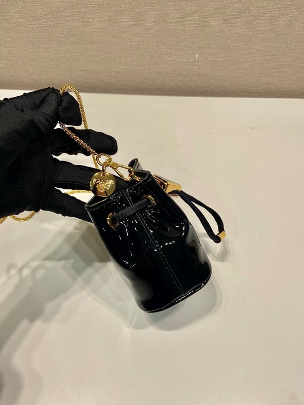 프라다 페이던트 가죽 미니 파우치 [매장가 169만원대]