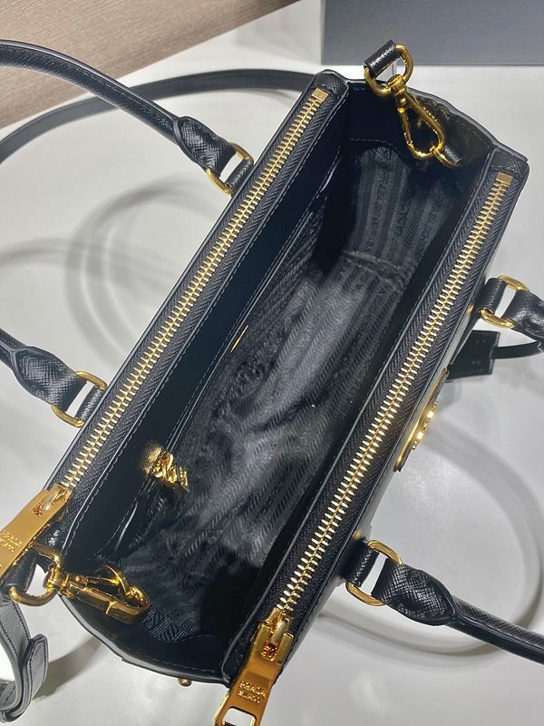 프라다 스몰 갤러리아 사피아노 가죽백 [매장가 510만원대]