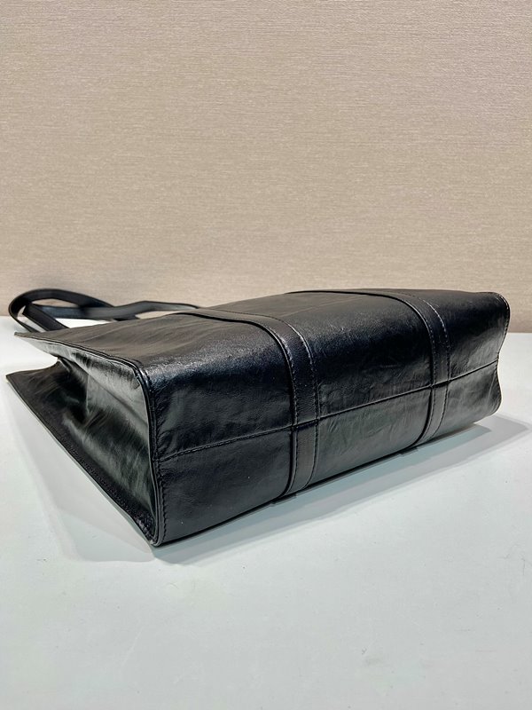 프라다 스몰 나파 가죽 토트백 [매장가 445만원대]