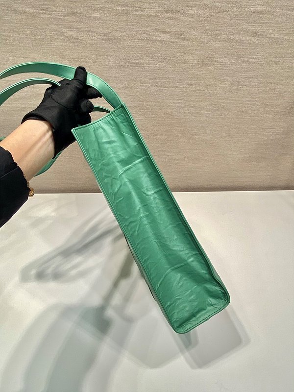 프라다 스몰 나파 가죽 토트백 [매장가 445만원대]