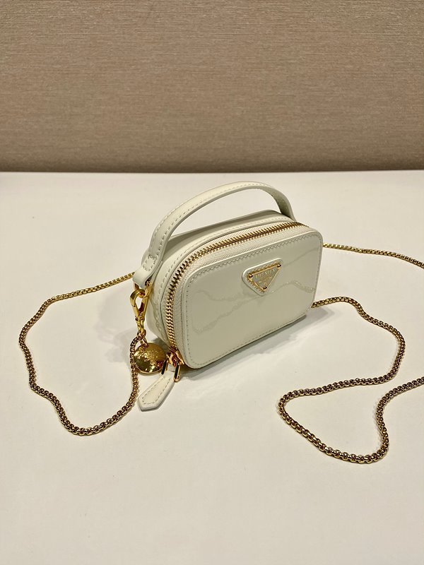 프라다 페이던트 레더 미니 체인 파우치 숄더백 [매장가 152만원대]