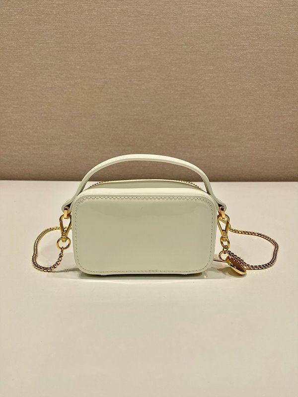 프라다 페이던트 레더 미니 체인 파우치 숄더백 [매장가 152만원대]