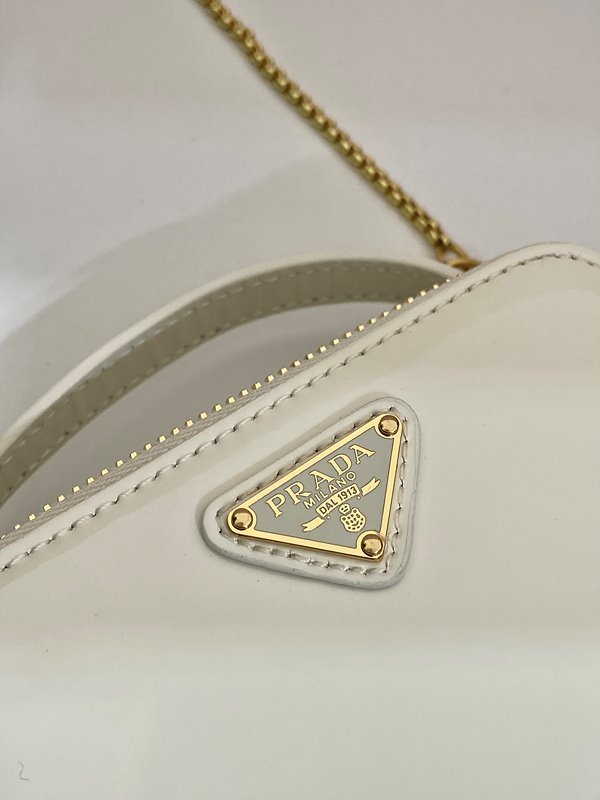 프라다 페이던트 레더 미니 체인 파우치 숄더백 [매장가 152만원대]