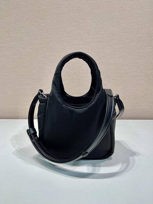 프라다 소프트 패딩 리나일론 미니백 [매장가 280만원대]