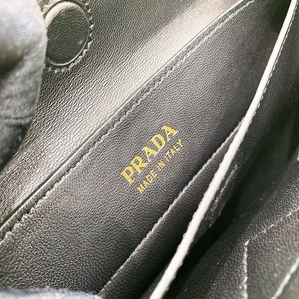 프라다 두블레 사피아노 가죽 스몰백 [매장가 595만원대]