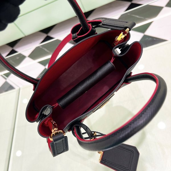 프라다 더블 사피아노 가죽 미니백 [매장가 495만원대]