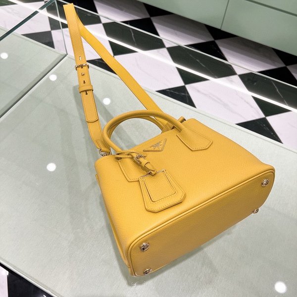 프라다 더블 사피아노 가죽 미니백 [매장가 495만원대]