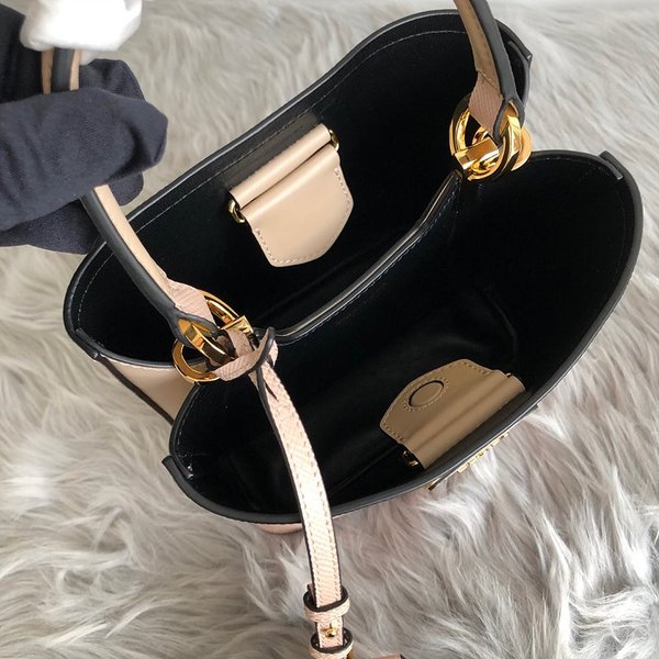 프라다 파니에 사피아노 가죽 스몰백 [매장가 450만원대]