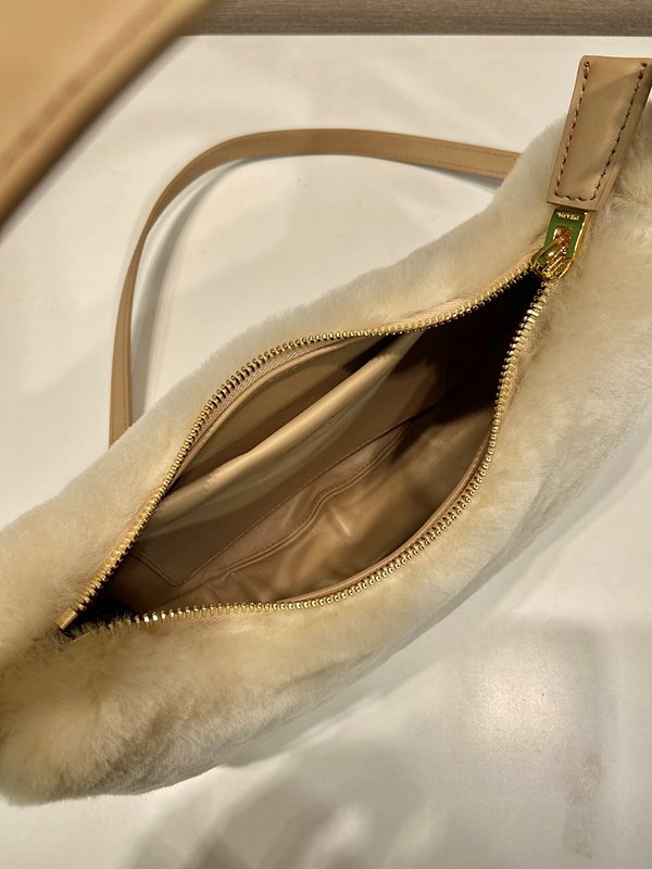 프라다 아르케 시어링 및 가죽 숄더백 [매장가 340만원대]