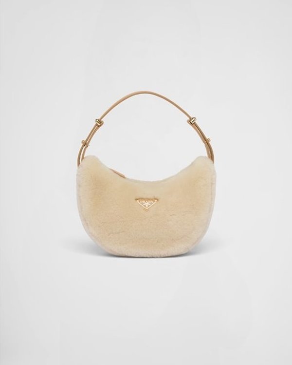 프라다 아르케 시어링 및 가죽 숄더백 [매장가 340만원대]