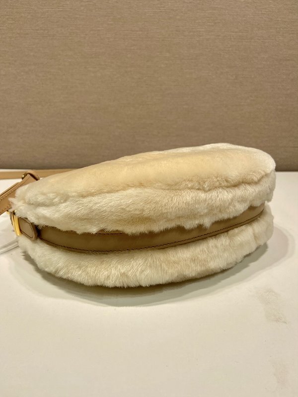 프라다 아르케 시어링 및 가죽 숄더백 [매장가 340만원대]