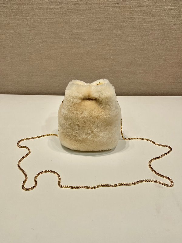 프라다 시어링 미니 파우치 [매장가 195만원대]