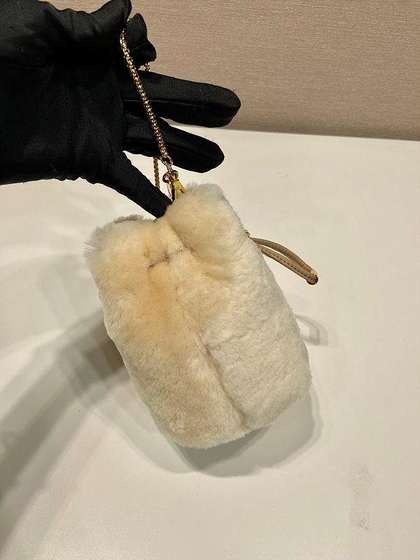 프라다 시어링 미니 파우치 [매장가 195만원대]