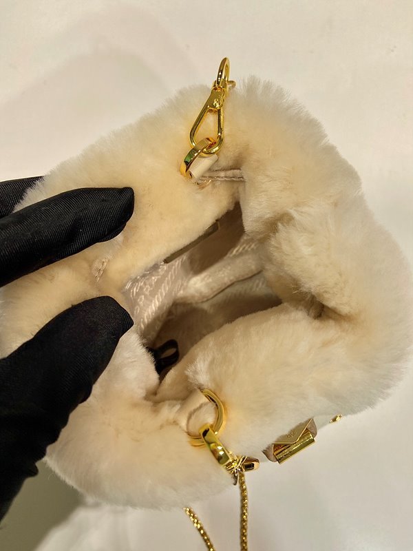 프라다 시어링 미니 파우치 [매장가 195만원대]