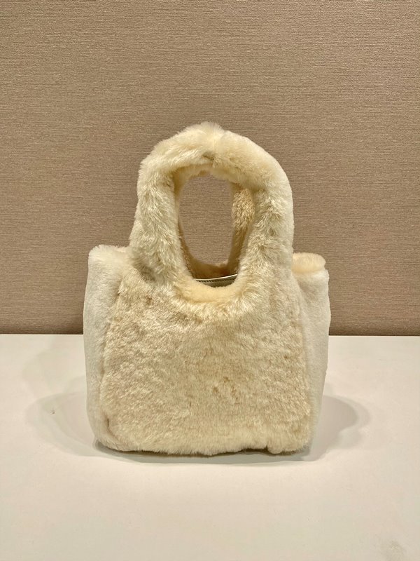 프라다 시어링 미니 핸드백 [매장가 395만원대]