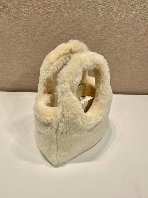 프라다 시어링 미니 핸드백 [매장가 395만원대]