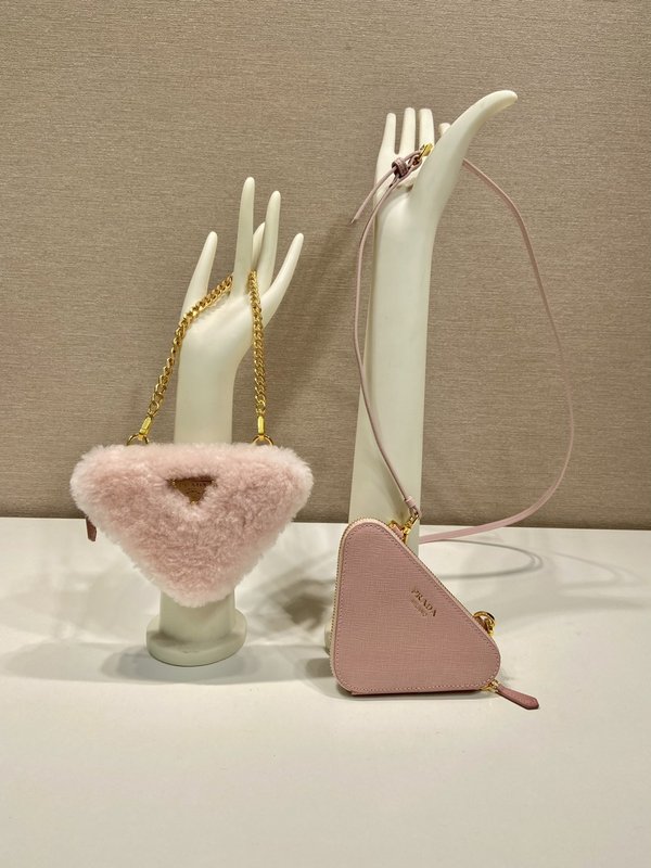 프라다 트라이앵글 시어링 및 사피아노 가죽 미니 파우치 [매장가 205만원대]