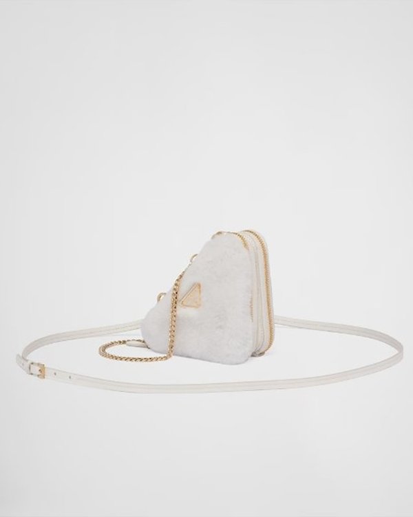 프라다 트라이앵글 시어링 및 사피아노 가죽 미니 파우치 [매장가 205만원대]