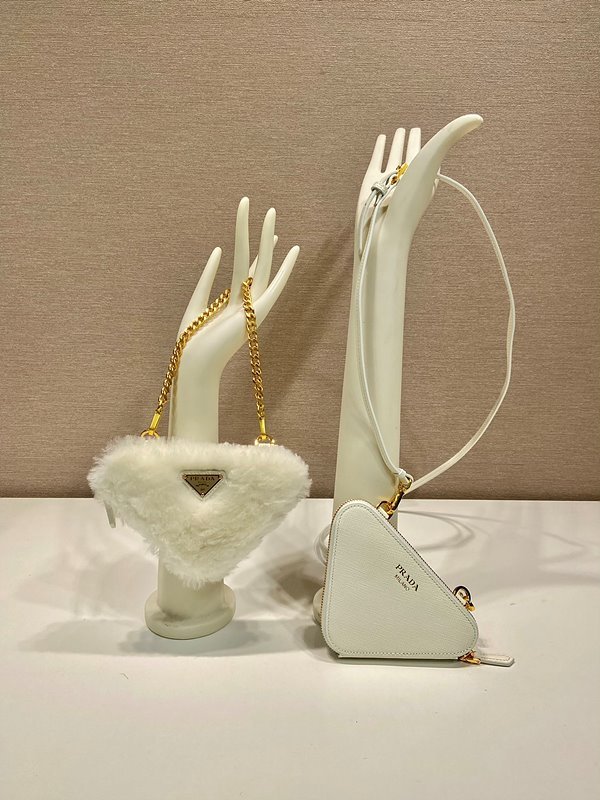 프라다 트라이앵글 시어링 및 사피아노 가죽 미니 파우치 [매장가 205만원대]