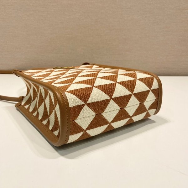 프라다 심볼 자수 패브릭 미니백 [매장가 320만원대]