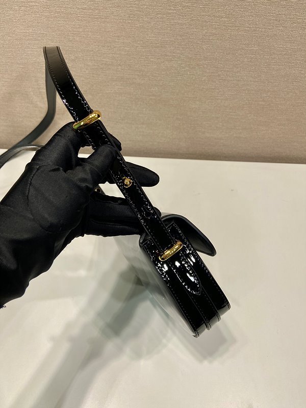 프라다 페이던트 가죽 숄더백 [매장가 345만원대]