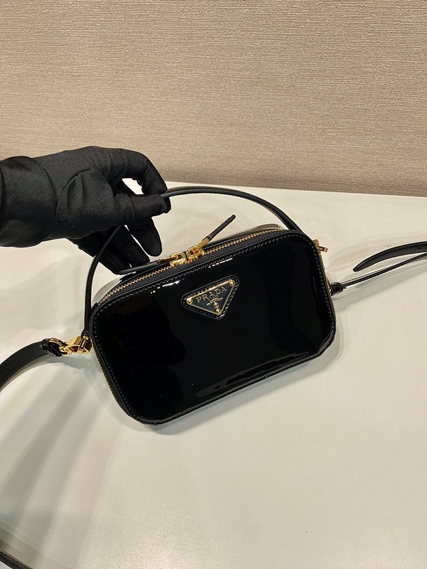 프라다 페이던트 가죽 미니백 [매장가 305만원대]
