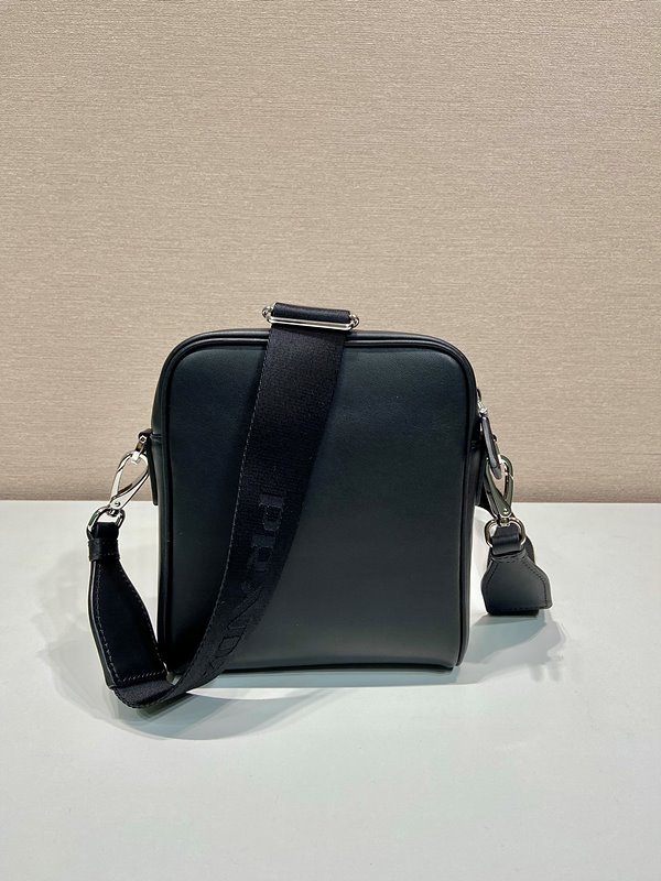 프라다 파우치가 있는 가죽 숄더백 [매장가 387만원대]