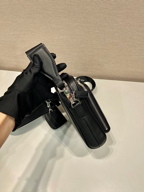 프라다 파우치가 있는 가죽 숄더백 [매장가 387만원대]