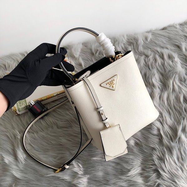 프라다 파니에 사피아노 가죽 스몰백 [매장가 430만원대]