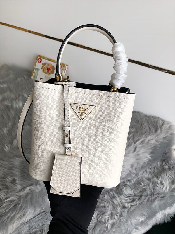 프라다 파니에 사피아노 가죽 스몰백 [매장가 430만원대]