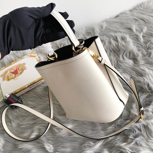 프라다 파니에 사피아노 가죽 스몰백 [매장가 430만원대]