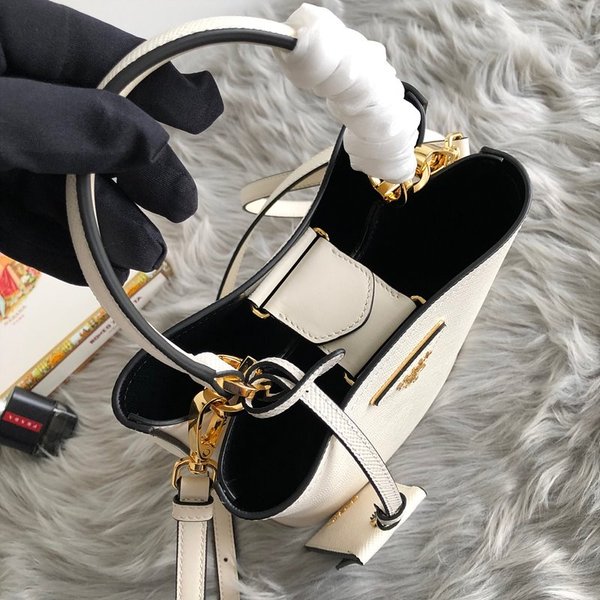 프라다 파니에 사피아노 가죽 스몰백 [매장가 430만원대]