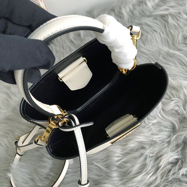 프라다 파니에 사피아노 가죽 스몰백 [매장가 430만원대]