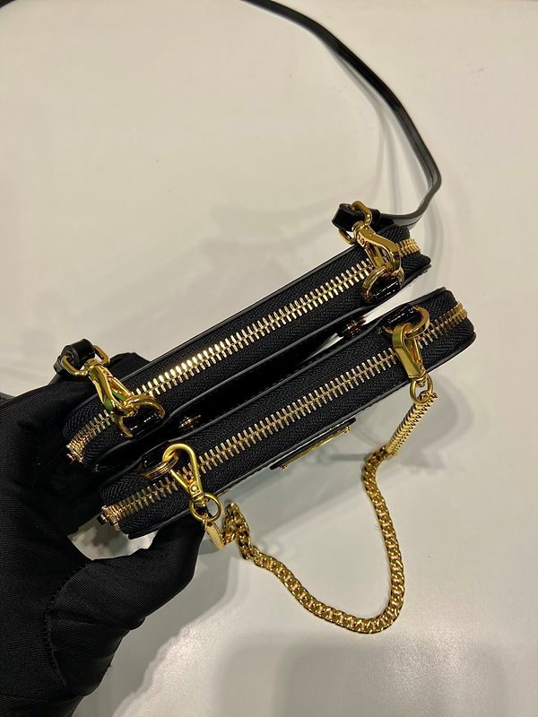 프라다 트라이앵글 페이던트 가죽 미니 파우치 [매장가 205만원대]