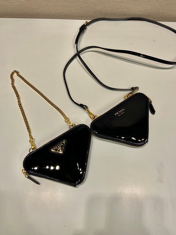 프라다 트라이앵글 페이던트 가죽 미니 파우치 [매장가 205만원대]