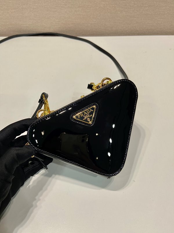 프라다 트라이앵글 페이던트 가죽 미니 파우치 [매장가 205만원대]