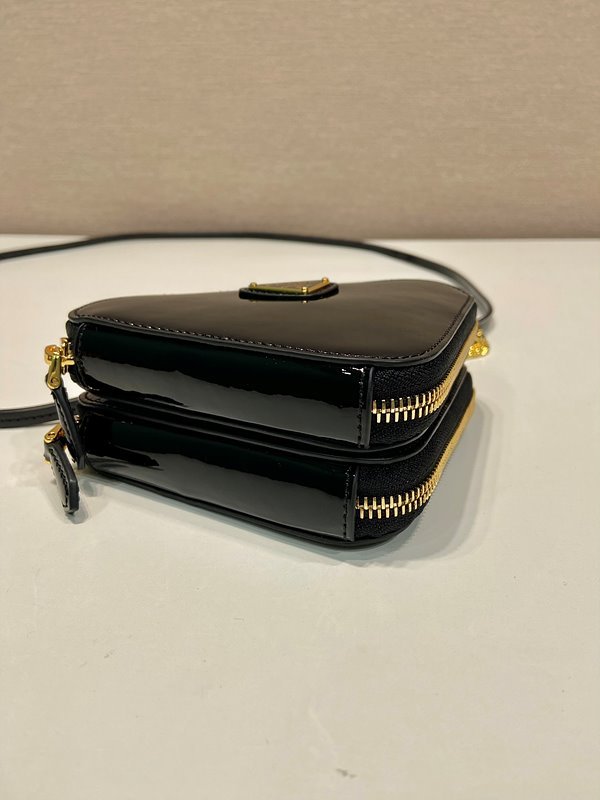 프라다 트라이앵글 페이던트 가죽 미니 파우치 [매장가 205만원대]