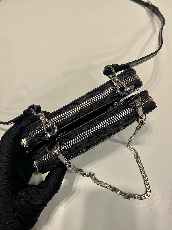 프라다 트라이앵글 장식 새틴 및 가죽 미니 파우치 [매장가 260만원대]